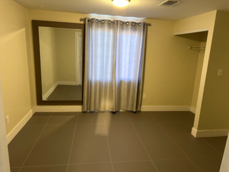 Building Photo - 704 Mc Dermit St