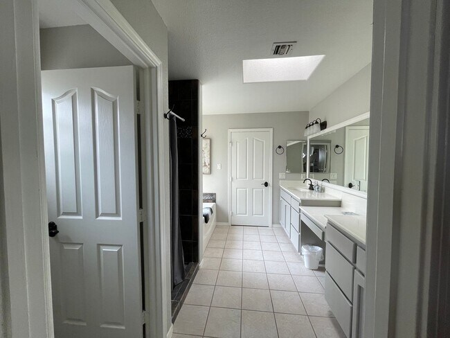 Building Photo - Fully furnished Rental Available Now