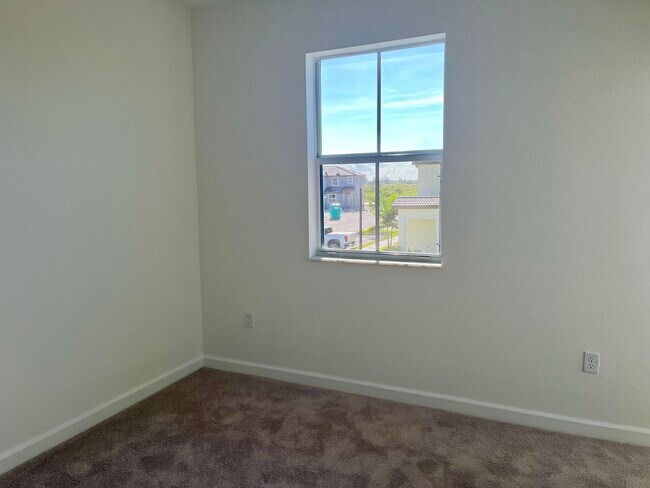 Building Photo - 2776 SE 26th Ave