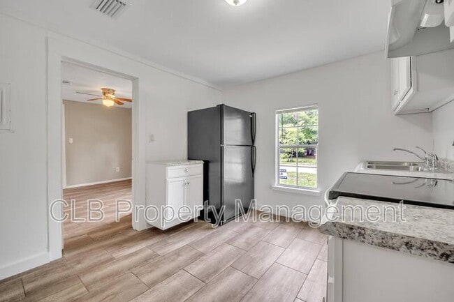 Building Photo - 735 Marion St