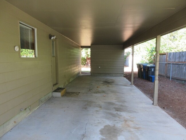 Building Photo - Nice Two Bedroom with Fireplace