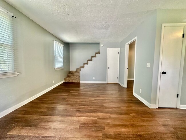 Building Photo - Cozy 2 bedroom Duplex!