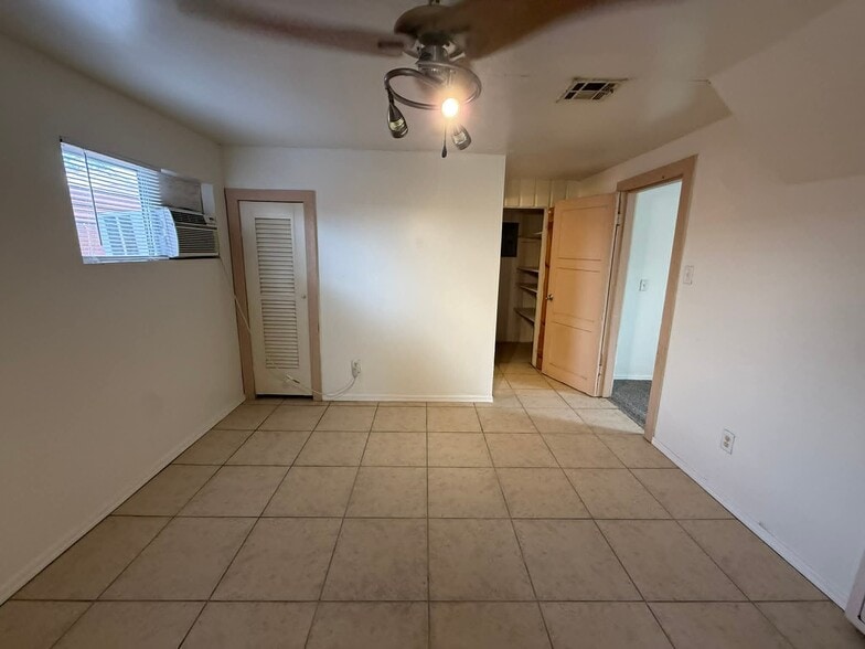 Building Photo - 1137 E Adelaide Dr