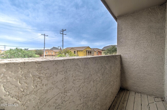 Building Photo - 2311 E Hartford Ave