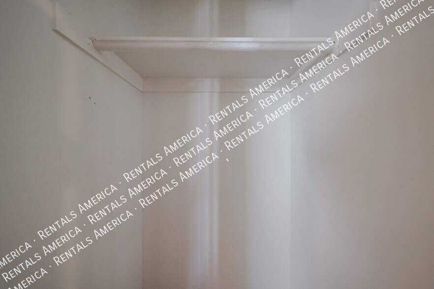 Building Photo - 4714 E Laurel Ave