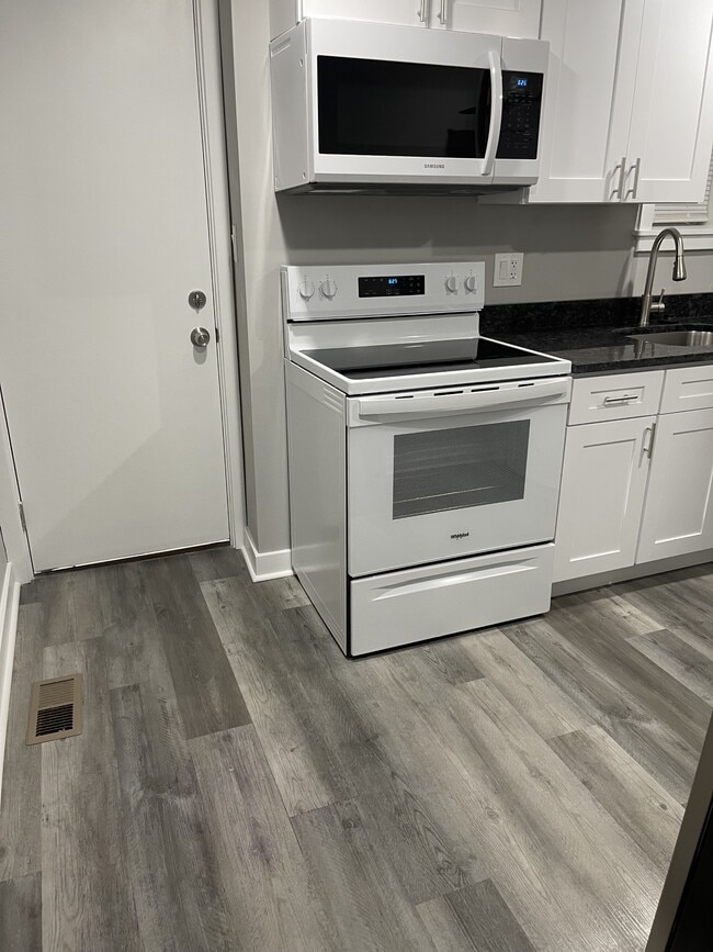 Building Photo - 535 Moya St