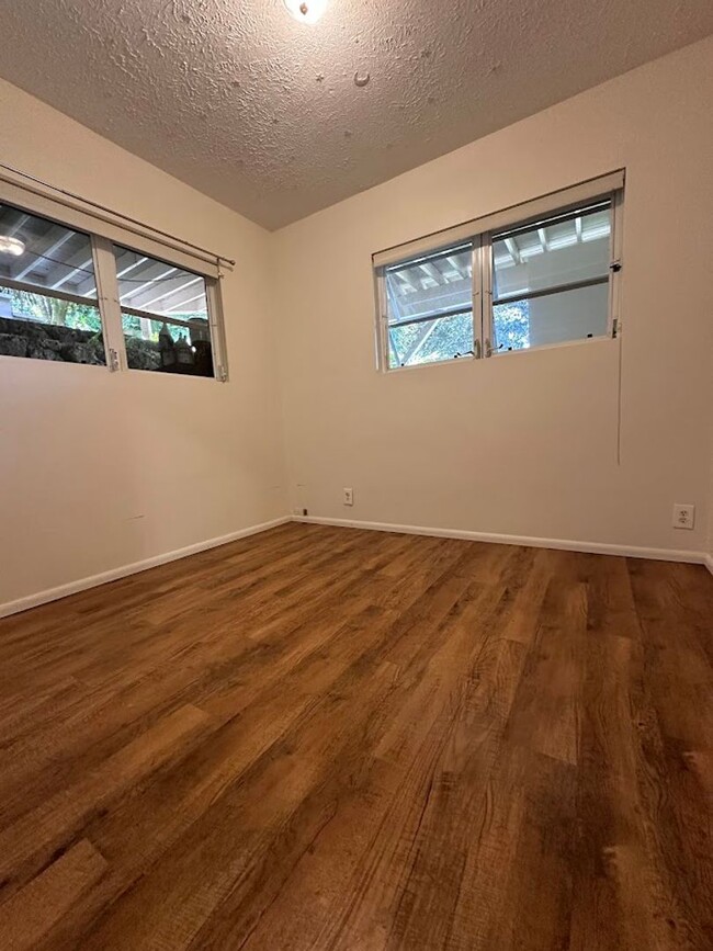 Building Photo - Nuuanu Pali Ground floor duplex 3 bed, 1 b...