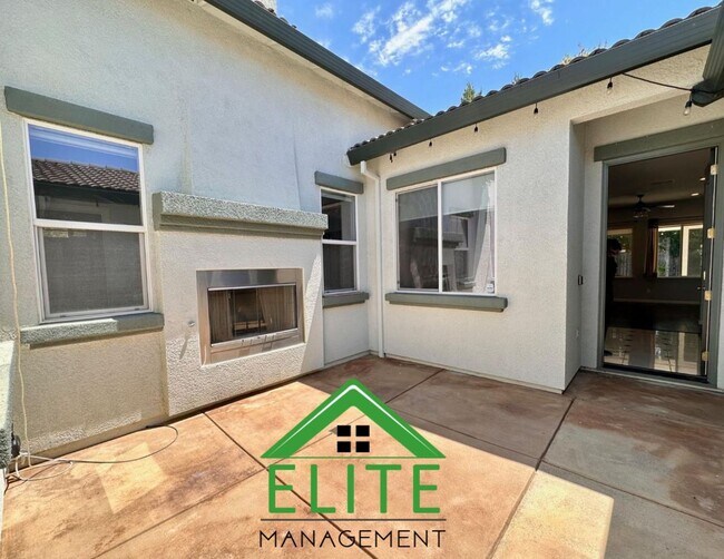 Building Photo - Stunning 4-Bedroom, 3.5-Bath Home