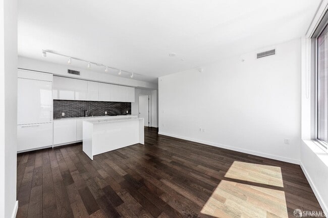 Building Photo - 1000 3rd St