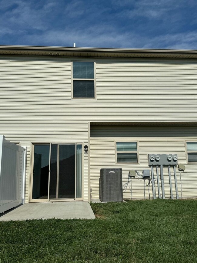 Building Photo - Charming 2 Bedroom, 2.5 Bath Townhome with...
