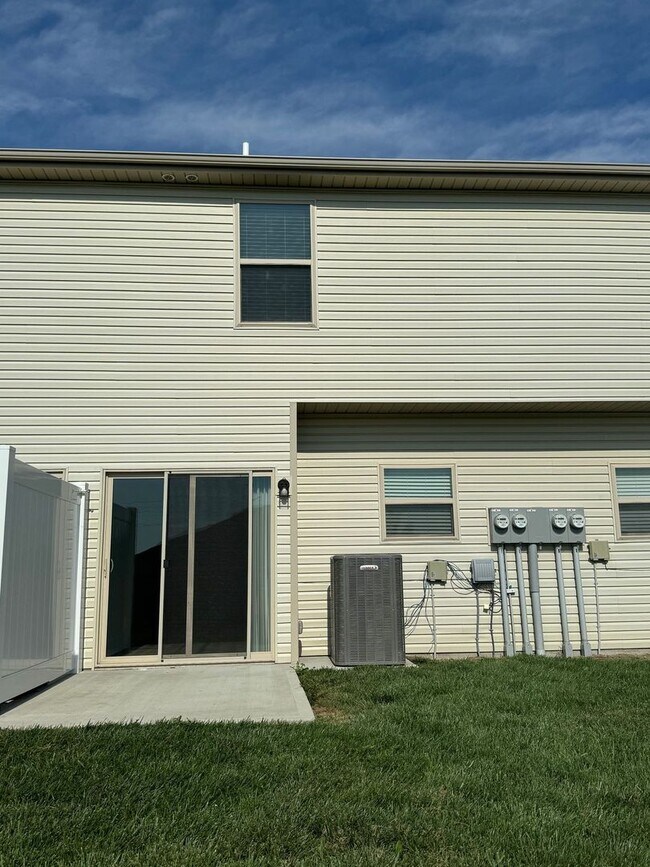 Building Photo - Coming Soon: Well-Maintained 2BR/2.5BA Townhome w/ Garage