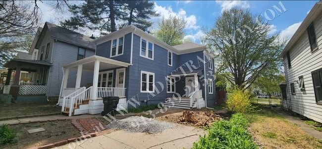 Building Photo - Large 2-story 4 Bed 1.5 Bath Home in Leave...
