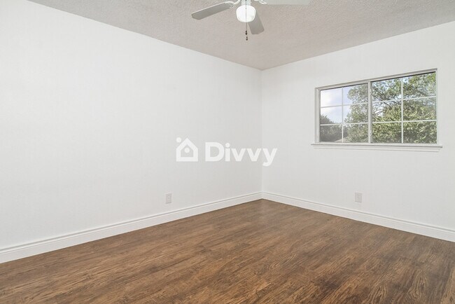 Building Photo - 6614 Honeyridge Ln