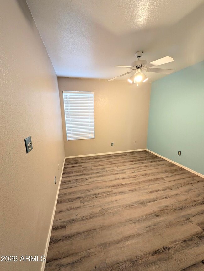 Building Photo - 2325 E Lakecrest Dr