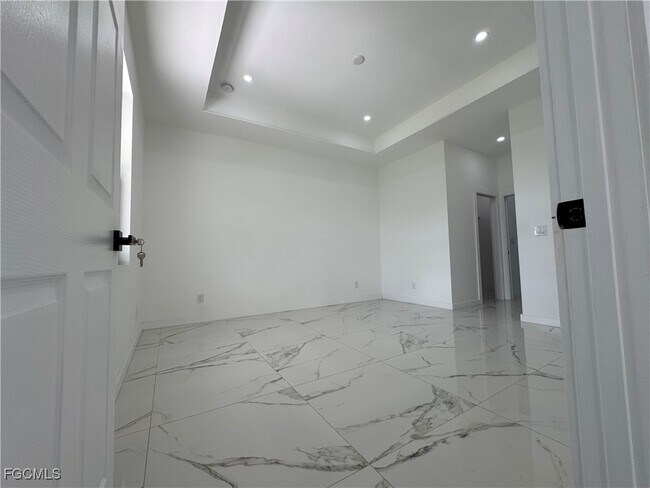 Building Photo - 707 NE Juanita Pl