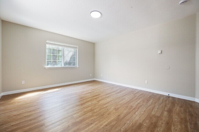 Building Photo - 117 SE 129th Ave