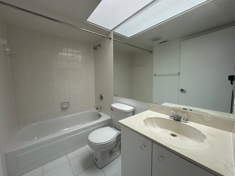 Building Photo - 2636 SE 20th Ct