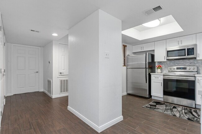 Building Photo - 4444 Victory Dr