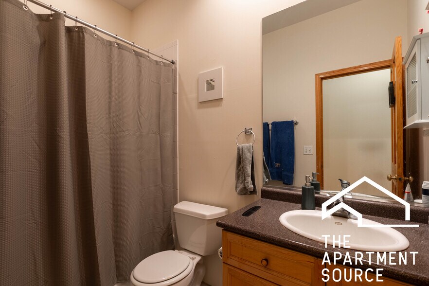 Building Photo - 2743 N Southport Ave