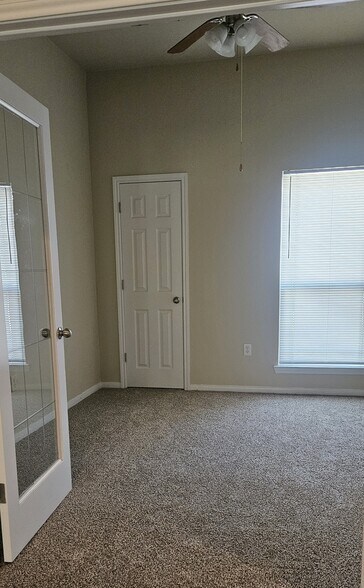 Building Photo - 2415 Merle Dr