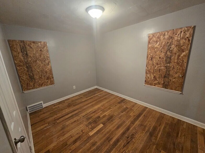 Building Photo - 10860 Duprey St