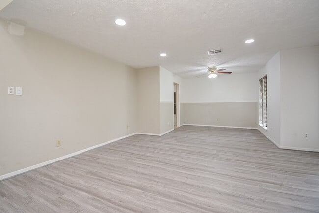 Building Photo - 21318 Park Valley Dr