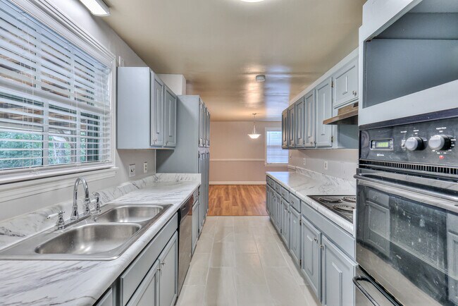 Building Photo - 1032 Dozier Pl