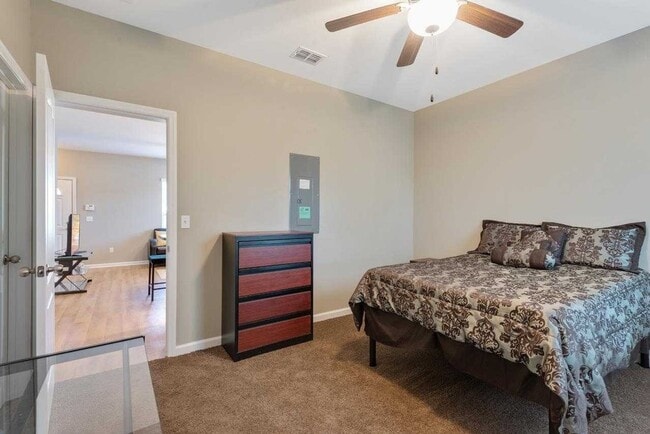 Building Photo - Modern 3-Bed, 3-Bath Townhome with Stylish...