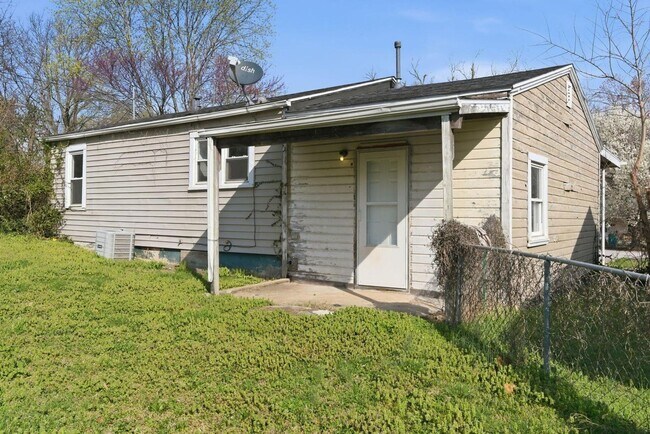Building Photo - 3 Bedroom | 1 Bathroom Home | PET FRIENDLY!