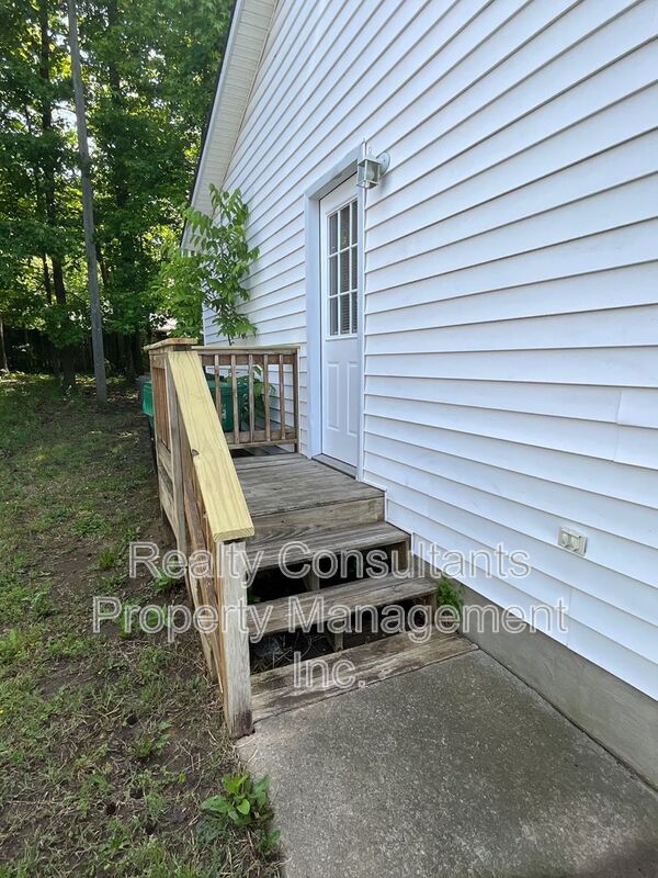 Building Photo - 2413 Robbins St