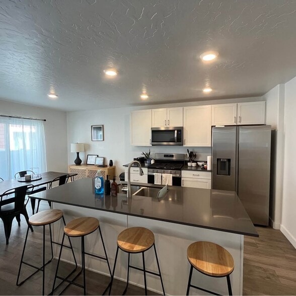 Kitchen - 368 N Passage Ct