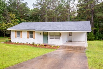 Building Photo - Charming Remodeled 3-Bed/1-Bath Home on 1 Acre — Ideal for Grad Students, Pros, or Game-Day Retre...