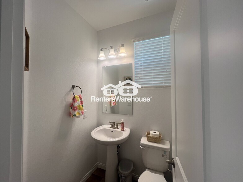 Building Photo - 854 Benning St