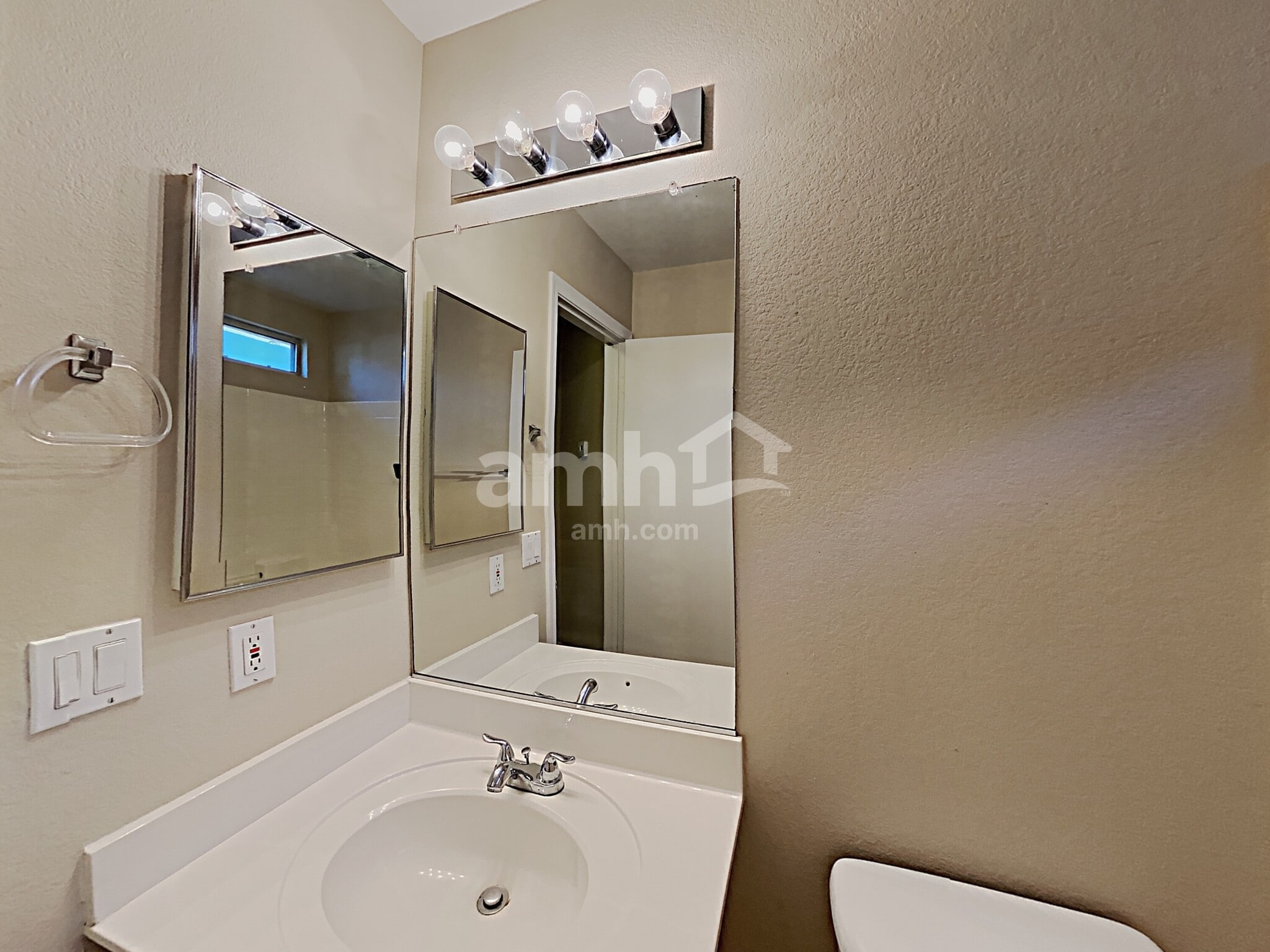 Building Photo - 15681 W Magnolia St