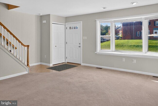 Building Photo - 562 Susan Dr