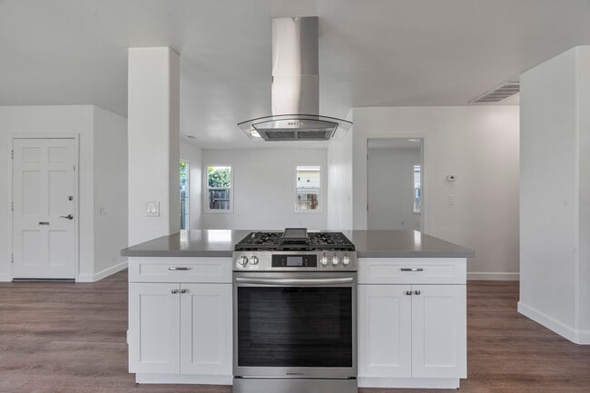 Building Photo - Remodeled Property- Centrally Located
