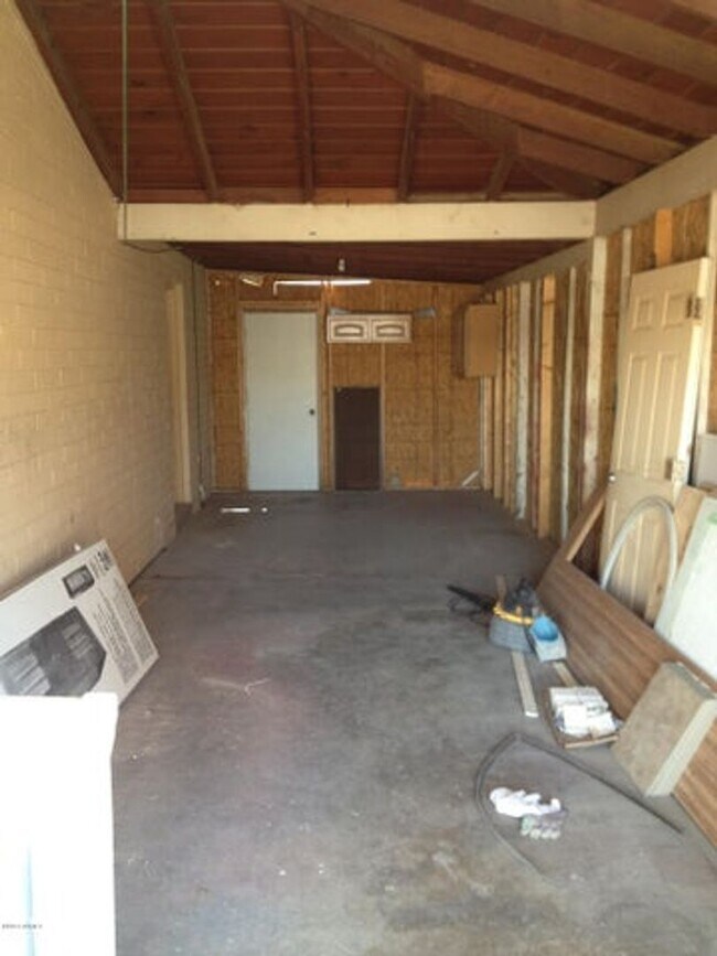 Building Photo - 3 bed 2 bath home with Garage