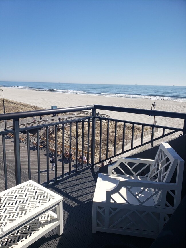 Building Photo - 100 W Broadway