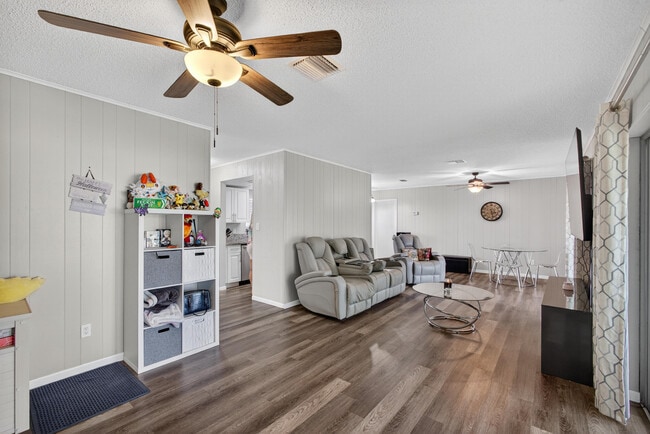 Building Photo - 607 SE Forgal St