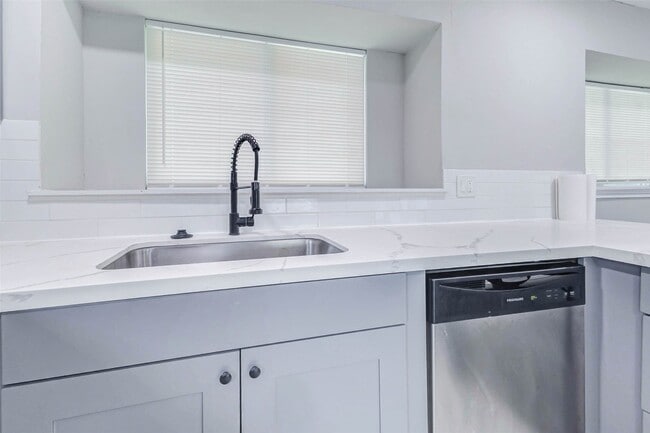 Building Photo - 5439 Lymbar Dr