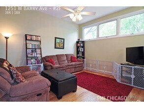 Building Photo - LOVELY Duplex, w/d, hdwd, updated kitchen,...