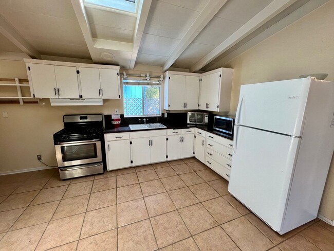 Building Photo - Archer Manor - Apply NOW!!