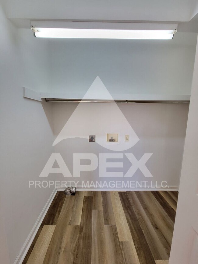 Building Photo - Spacious Ground Floor 1 Bd - 1Ba Apartment in Fountain City! W/D Hookup!