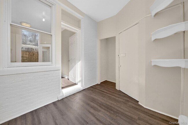 Building Photo - 74 Oak St