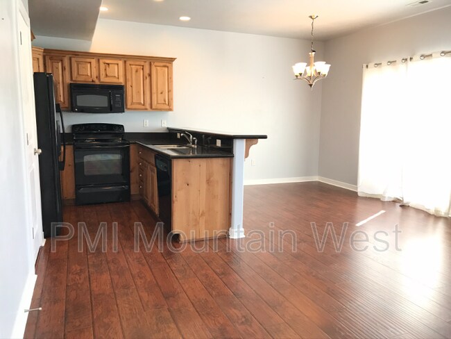 Building Photo - 1039 950 N