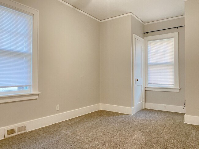 Building Photo - Move-in special. 3 bed 1 bath with a detached garage and large driveway $1250