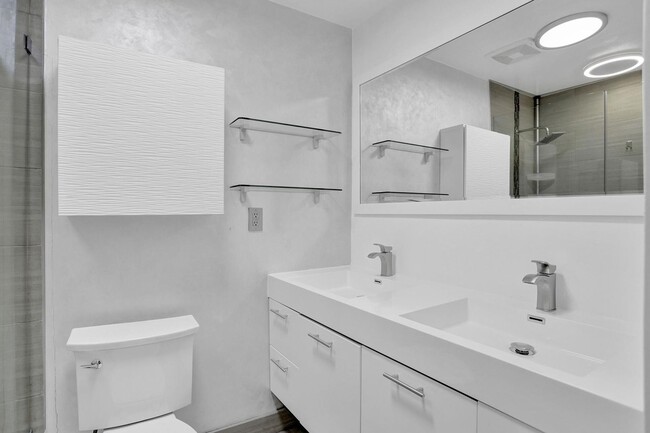 Building Photo - Fully renovated and updated Townhome in th...