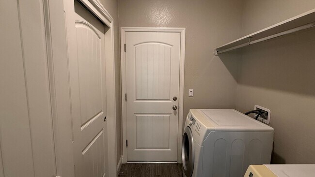 Building Photo - Just Reduced!! 3 Bedroom, 2 Bath located in of Fresno, CA