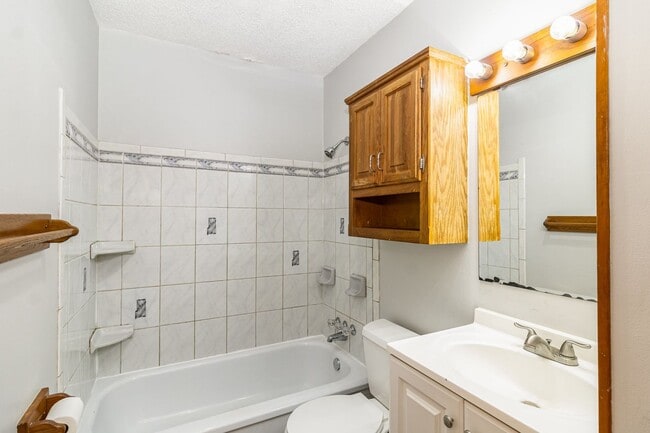 Building Photo - Beautiful 4 Bed 2 Bath Home With Fence and...