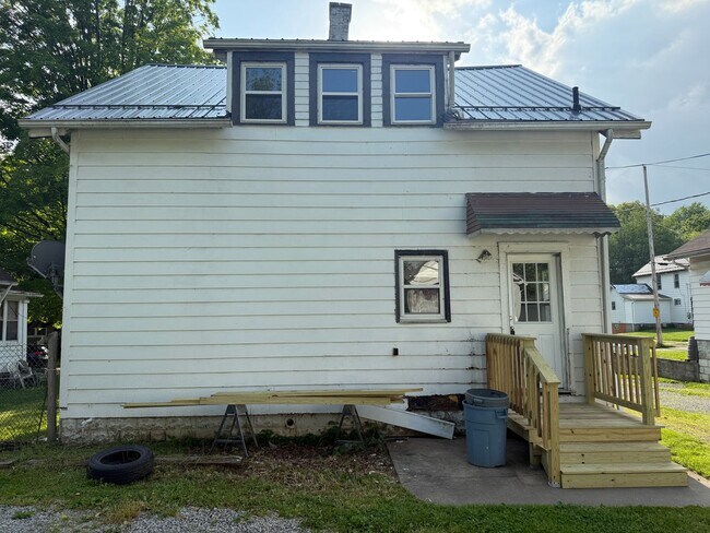 Building Photo - 210 Perry St